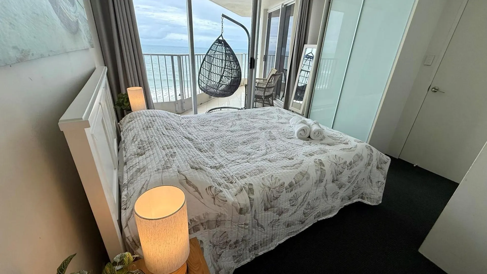 Apartment Wake Up Right On The Beach-Bliss Gold Coast